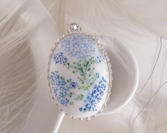 Collier porcelaine peint à la main fleurs bleues, collier peint à la main, collier fleurs, porcelaine peinte à la main, porcelaine cabochon miniature