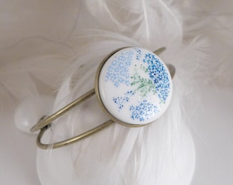 Bracelet en porcelaine peint à la main avec fleurs, céramique cabochon, bijoux faits main avec petites fleurs bleues, cadeau pour jardinier, cadeau d'été