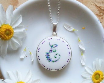 Collier en porcelaine peint à la main avec monogramme, bijou unique initial, cadeau personnalisé, pendentif en céramique peinte, cadeau pour romantique