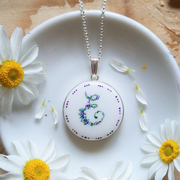 Collier en porcelaine peint à la main avec monogramme, bijou unique initial, cadeau personnalisé, pendentif en céramique peinte, cadeau pour romantique