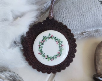 Collier peint à la main en porcelaine avec couronne de Noël, cadeau de vacances unique, cadeau pour artiste, tenue cottagecore, style vintage et rétro