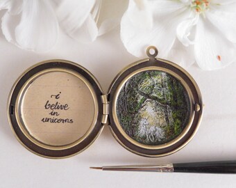 Medaillon mit Einhorn in einem magischen Wald, benutzerdefinierte handbemalte Halskette, süße sechzehn Geschenk