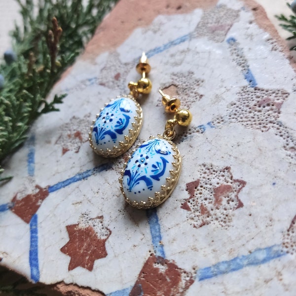 Petites boucles d'oreilles avec Azulejo, bijoux en porcelaine peints à la main, carrelage bleu portugal, bijoux faits à la main, bijoux en céramique, meilleur cadeau pour les femmes