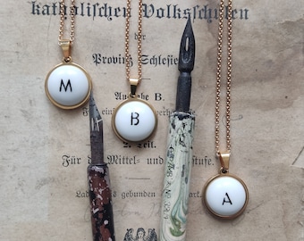 Winzige Porzellankette mit Monogramm, handbemalter Keramikschmuck, Unikatschmuck mit Anfangsbuchstaben, personalisiertes Halskettengeschenk