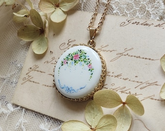 Collier en porcelaine peint à la main avec roses, cadeau fait main pour femme, bijoux miniatures en céramique, cadeau romantique, cadeau pour amoureux des fleurs