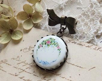 Broche de porcelana pintado a mano con rosas, regalo de cumpleaños femenino único, cabujón de cerámica blanca, regalo amante de las flores, regalo de Navidad