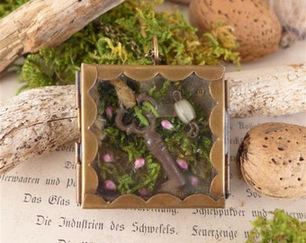 Handgemachtes Medaillon mit geheimnisvollem Schlüssel, Miniatur-Terrarium mit kleinem Moos und Kay, originelle Schattenbox, einzigartiges Geschenk für Waldliebhaber