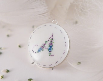 Collar de porcelana con monograma, regalo personalizado para mujer, joyería de cerámica en miniatura, joyería inicial única, regalo para romántico