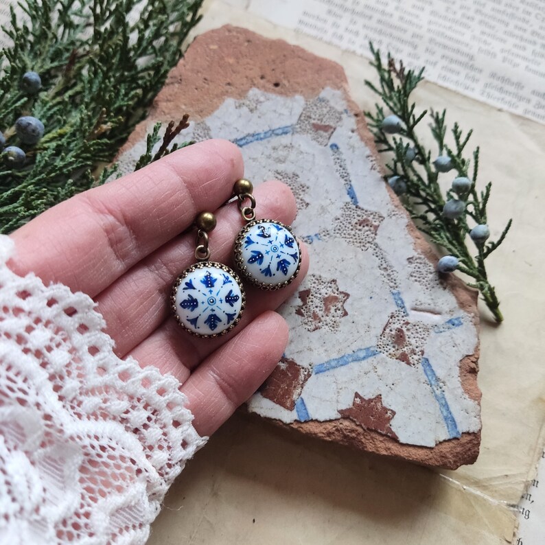 Winzige Ohrringe mit Azjoule, handbemalter Porzellanschmuck, Kachel blau Portugal, handgemachter Keramikschmuck, bestes Geschenk für Mutter Bild 7