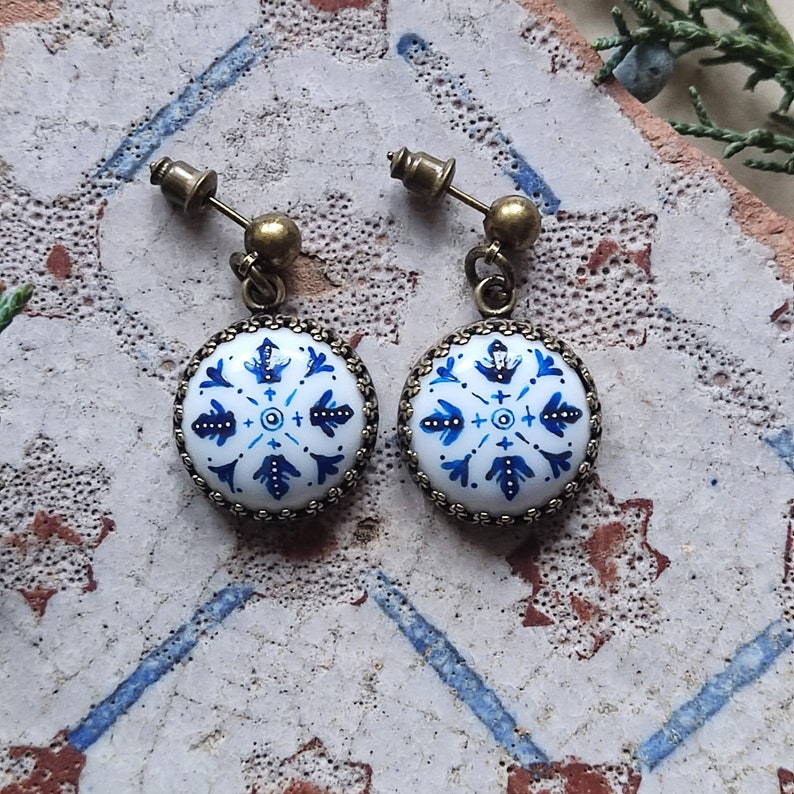 Winzige Ohrringe mit Azjoule, handbemalter Porzellanschmuck, Kachel blau Portugal, handgemachter Keramikschmuck, bestes Geschenk für Mutter Bild 8