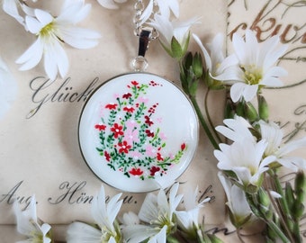 Collana in porcellana con fiori sul prato, ciondolo dipinto a mano, regalo per amanti dei fiori, regalo per romantici, regalo idea maestra, gioielli estivi