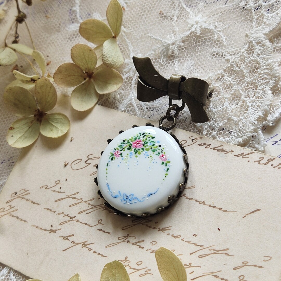 Ancienne Broche Porcelaine de Limoges Scène Romantique Peinte à la Main