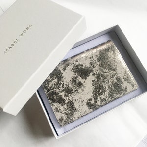 Luxe handgemaakte tinnen bronskleurige lederen paspoorthoes verdrietig oud zilver metallic folie grijs suède reishouder