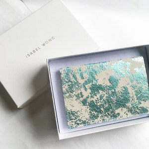 Luxe handgemaakte turkooisleren paspoorthoes noodlijdende metallic folie grijze suède aquablauw reishouder