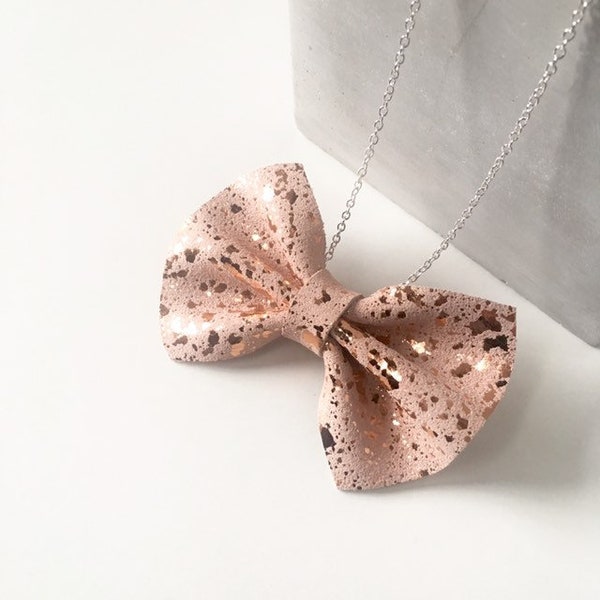 Collana con fiocco in rame rosa Papillon in pelle scamosciata in lamina d'oro rosa