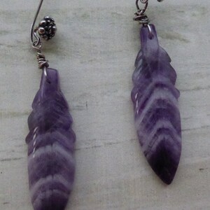 Cape Amethyst, Chevron Amethyst, Amethyst Earrings, Drop Earrings, Februarys Earrings, Leaf Earrings, Carved Amethyst bild 3