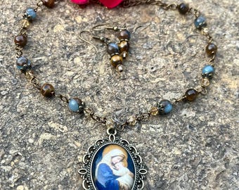 Ensemble pendentif et boucles d'oreilles religieuses gracieuses de la Vierge Marie... Fil enroulé, fait main
