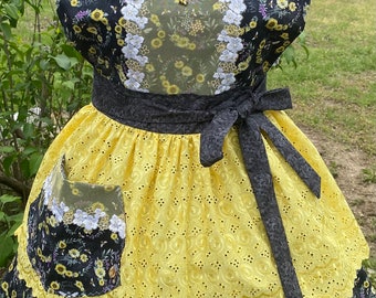 Bee Sweet Apron! Feminine and Beautiful!