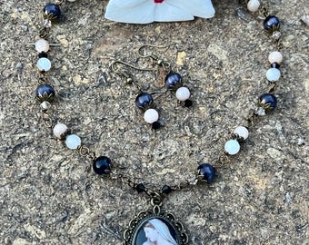 Ensemble pendentif et boucles d'oreilles religieuses gracieuses de la Vierge Marie... Fil enroulé, fait main
