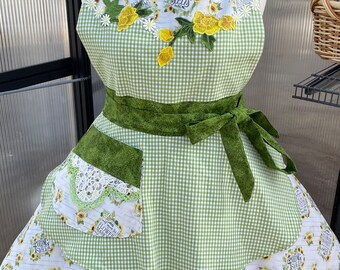 Beautiful Queen of the Garden Apron! Feminine and Beautiful!