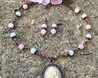 Ensemble pendentif et boucles d'oreilles religieux gracieux, camée de la Vierge Marie... Travail artisanal en fil de fer.