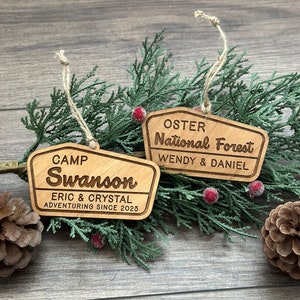 Adorno de camping de madera personalizado / Letrero personalizado de "Campamento" o "Bosque nacional" / Adorno de aventura familiar / Decoración rústica para árbol de Navidad