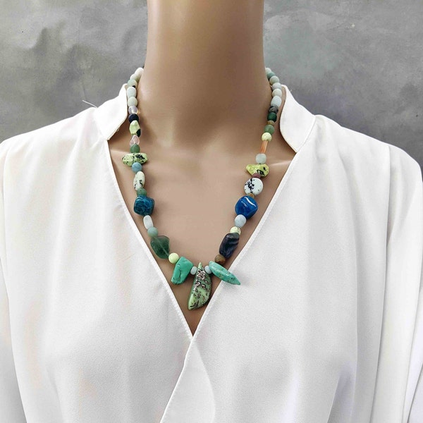 Collar de declaración de piedra semipreciosa hecho a mano azul / verde