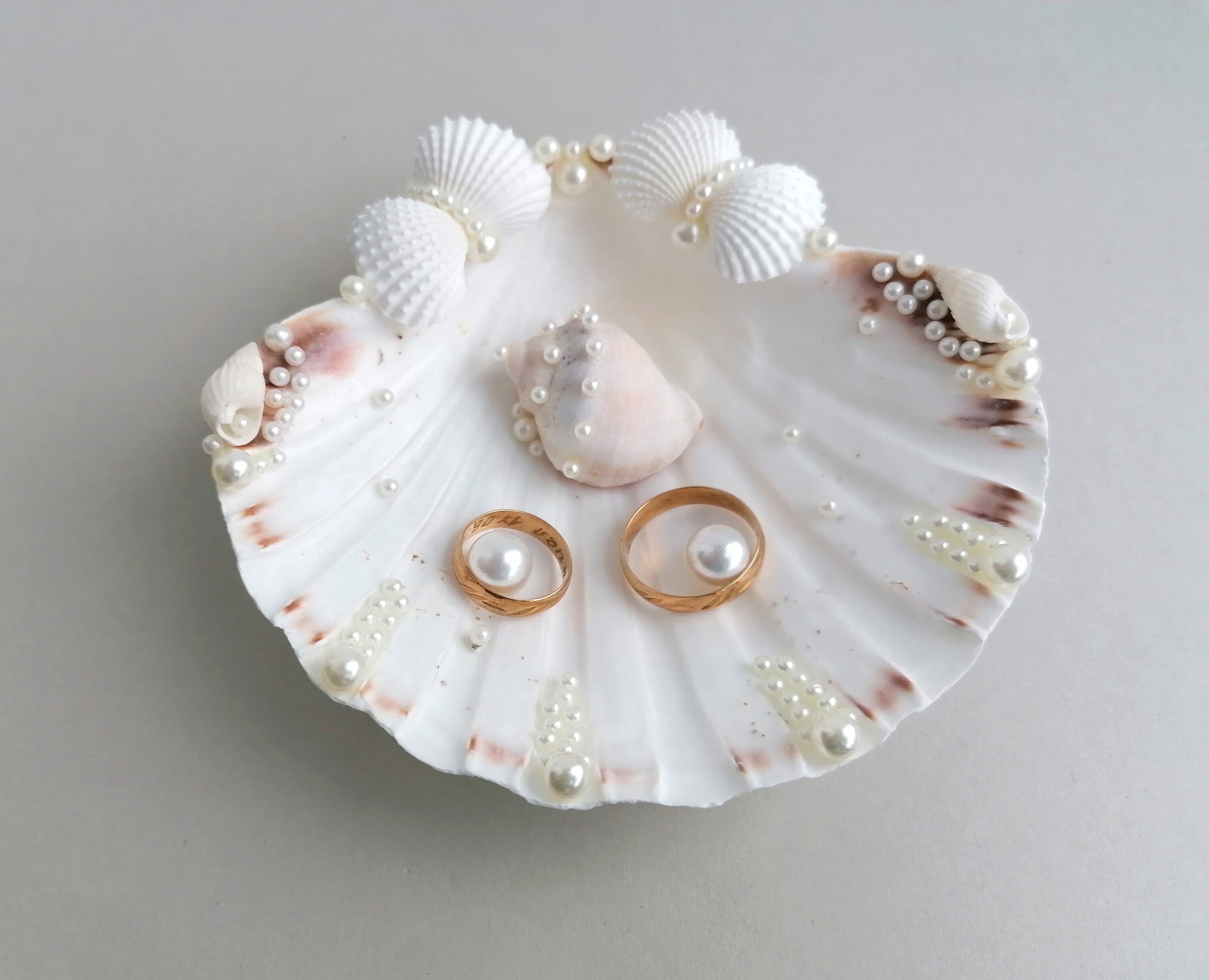 Wedding ring holder, Seashell Ring Holder, Sea shell Ring Bearer, Sea Wedding, Ring Bearer Beach Wedding Sea Shell Ring Pillow White wedding