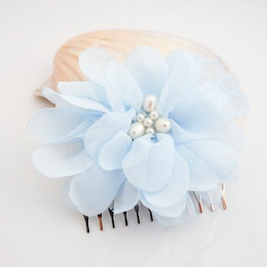 Lichtblauwe bloem haarkam, haaraccessoire, lichtblauwe haaraccessoires, blauwe haarkam, bruidshaarkam, zendspoel, bruidsmeisjebloem