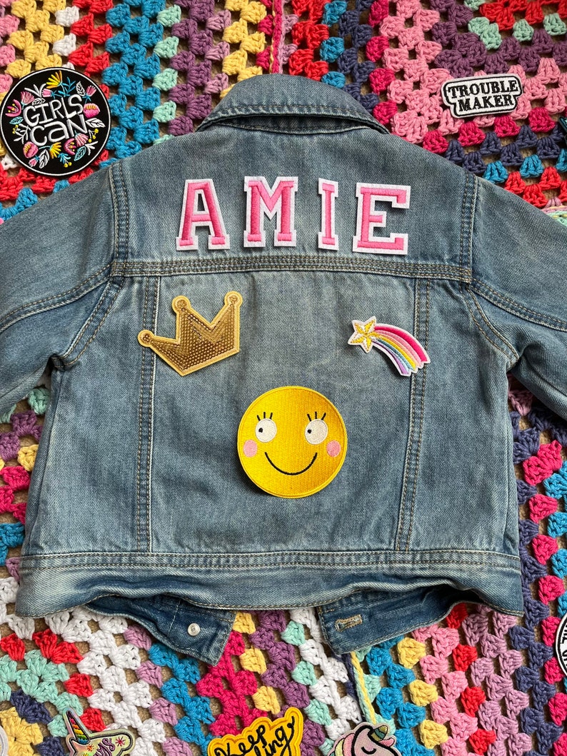 Veste en jean rose personnalisée pour enfants// pré-aimée, personnalisée, sur mesure, cadeau d'anniversaire pour enfant, filles présentes, vêtements pour enfants unisexes// lettres roses image 6