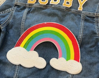 Personalisierte SEQUIN REGENBOGEN Jeansjacke für Kinder // Unisex Geschenk für Mädchen und Jungen - Statement Patch // Regenbogen Baby // love is love