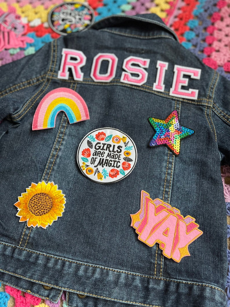 Personalisierte Kinder rosa Jeansjacke // Preloved, benutzerdefinierte, maßgeschneiderte, Geburtstagsgeschenk für Kind, Mädchen vorhanden, unisex Kinderkleidung // rosa Buchstaben Bild 4