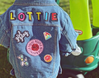 Gepersonaliseerde, op maat gemaakte denimjasje unisex kinderpatch - veelkleurige naam