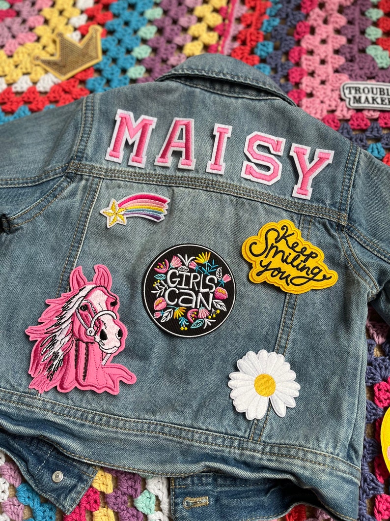 Veste en jean rose personnalisée pour enfants// pré-aimée, personnalisée, sur mesure, cadeau d'anniversaire pour enfant, filles présentes, vêtements pour enfants unisexes// lettres roses image 5