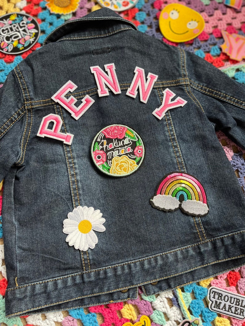 Veste en jean rose personnalisée pour enfants// pré-aimée, personnalisée, sur mesure, cadeau d'anniversaire pour enfant, filles présentes, vêtements pour enfants unisexes// lettres roses image 7