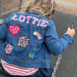 Veste en jean rose personnalisée pour enfants// pré-aimée, personnalisée, sur mesure, cadeau d'anniversaire pour enfant, filles présentes, vêtements pour enfants unisexes// lettres roses image 1