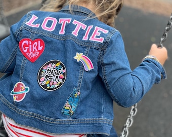 Gepersonaliseerd roze spijkerjasje voor kinderen//preloved, op maat, op maat, verjaardagscadeau voor kind, meisjes aanwezig, unisex kinderkleding//roze letters