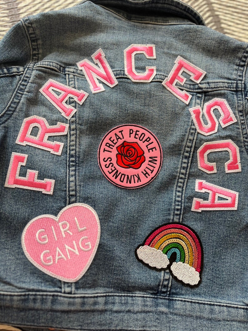 Veste en jean rose personnalisée pour enfants// pré-aimée, personnalisée, sur mesure, cadeau d'anniversaire pour enfant, filles présentes, vêtements pour enfants unisexes// lettres roses image 3