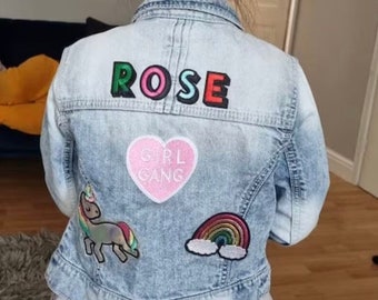 Einhorn personalisierte Jeansjacke // Regenbogen Geschenk für Kinder, individueller Name, Mädchenbande, Pailletten, funkelt, Einhornliebhaber, Öko-Ostergeschenk