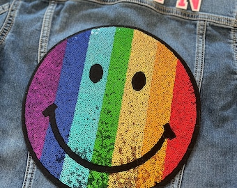 Personalisierte SEQUIN SMILEY Jeansjacke für Kinder // Unisex Geschenk für Mädchen und Jungen - Statement Patch // Regenbogen Baby // love is love