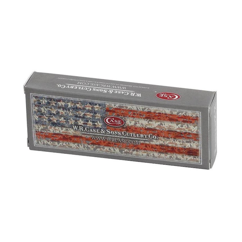 K&ouml;nnte beinhalten: Ein grauer Karton mit einem rot-wei&szlig;-blauen amerikanischen Flaggenmuster. Auf dem Karton steht "W.R. Case & Sons Cutlery Co. www.wrcase.com".