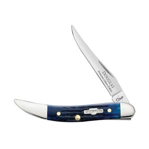 K&ouml;nnte beinhalten: Ein blaues Case XX Taschenmesser mit der Aufschrift "DOUGLAS Protector Hero Father" auf der Klinge. Das Messer hat ein "Case XX" Logo auf dem Griff.