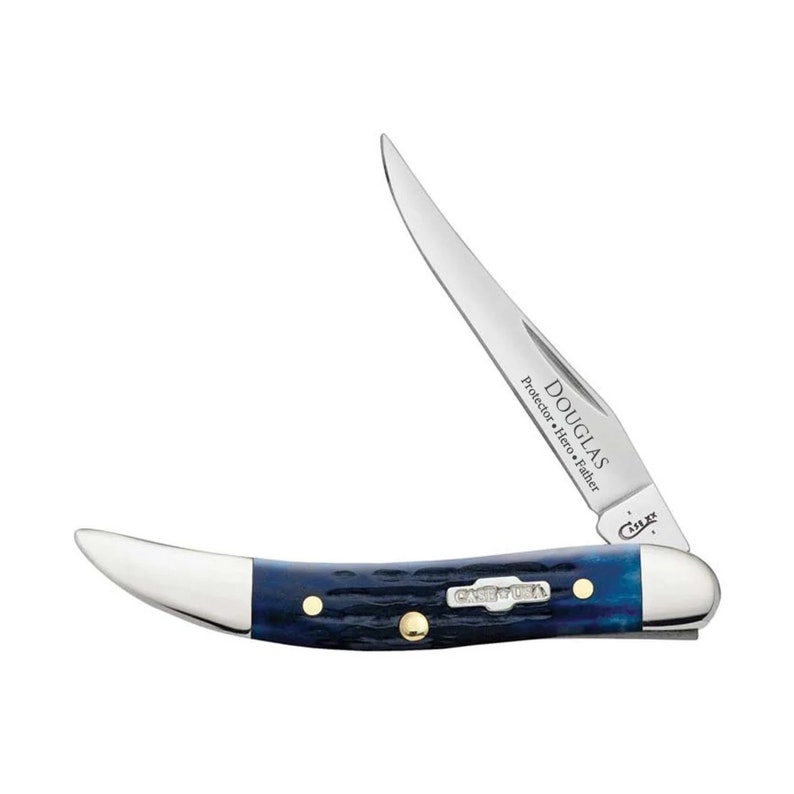 K&ouml;nnte beinhalten: Ein blaues Case XX Taschenmesser mit der Aufschrift "DOUGLAS Protector Hero Father" auf der Klinge. Das Messer hat ein "Case XX" Logo auf dem Griff.
