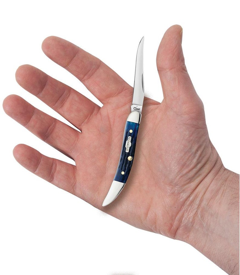 K&ouml;nnte beinhalten: Ein kleines Taschenmesser mit einem blauen Knochengriff und einer einzelnen Klinge. Das Messer ist ge&ouml;ffnet und wird in einer Hand gehalten.