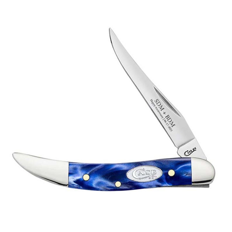 K&ouml;nnte beinhalten: Ein Taschenmesser von Case XX mit einem blauen und wei&szlig;en gemusterten Griff. Die Klinge ist teilweise ge&ouml;ffnet und tr&auml;gt die Inschrift "SDM + BDM Happy Anniversary 10-17-2021".