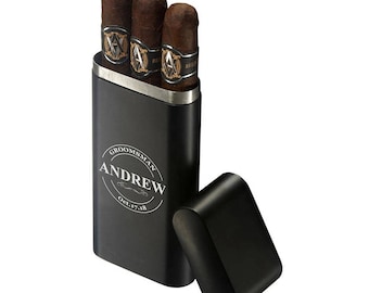 Puede incluir: Estuche de metal negro para cigarros con una inscripción personalizada que dice "Groomsman Andrew Oct. 17, 18". El estuche tiene una tapa con bisagras y tiene capacidad para tres cigarros.