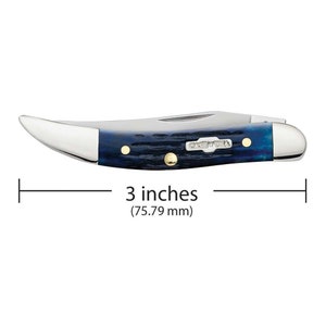 K&ouml;nnte beinhalten: Ein blaues und silbernes Taschenmesser mit einer gebogenen Klinge. Das Messer ist 7,62 cm (75,79 mm) lang und hat ein Case USA Logo auf dem Griff.