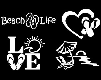 Op de afbeelding: Zwart-wit grafisch ontwerp met de tekst "Beach Life" en een paar slippers. Het ontwerp bevat ook het woord "LOVE" met een zon- en golfgrafiek, een hart met slippers en een strandscene met een parasol en een stoel.