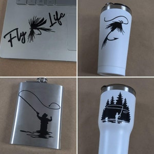 Puede incluir: Cuatro vasos blancos diferentes con dise&ntilde;os negros. Los dise&ntilde;os incluyen un se&ntilde;uelo de pesca con mosca, un se&ntilde;uelo de pesca con mosca con el texto "Fly Life", una silueta de una persona pescando con mosca y una silueta de una persona pescando con mosca con &aacute;rboles en el fondo.