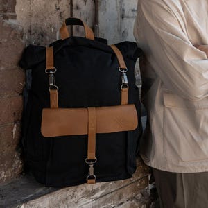 Zaino da viaggio vintage nero in tela e pelle riciclata / Zaino arrotolabile / Zaino realizzato in modo sostenibile / Regalo per lui / Borsa universitaria